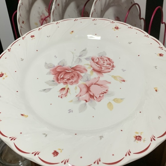 16 PC Vintage Dinner Plate /Mugs/Saucers Roses Floral & a Hot Pink Display Rack - Picture 3 of 17